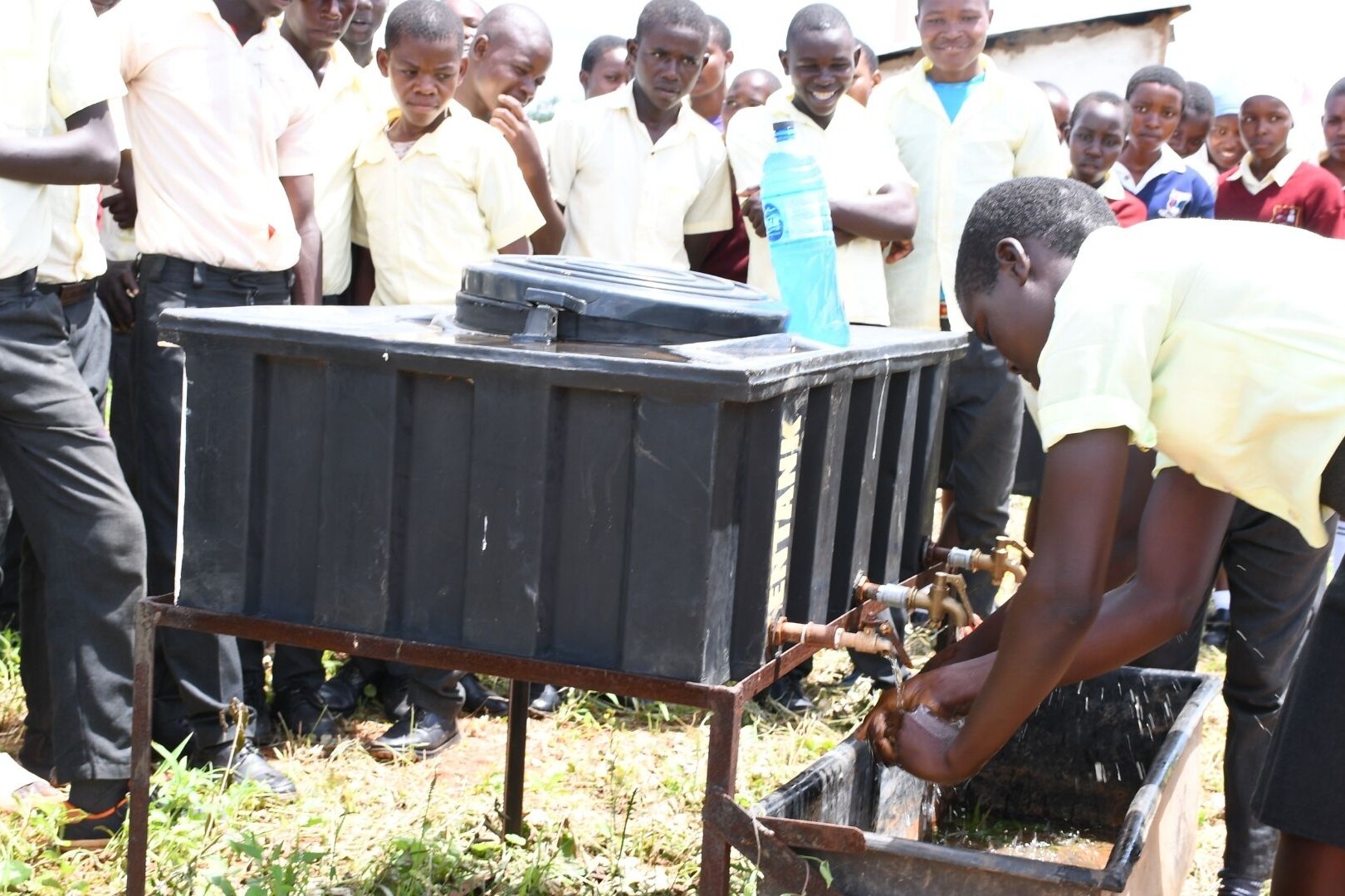 school students handwashing