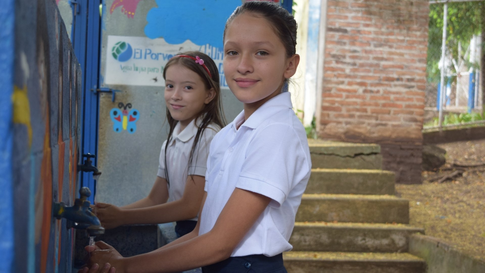 nicaraguan school student washes her hands